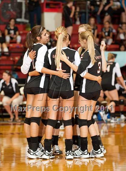 Thumbnail 2 in Levelland Varsity vs. Lubbock High photogallery.