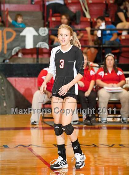 Thumbnail 3 in Levelland Varsity vs. Lubbock High photogallery.