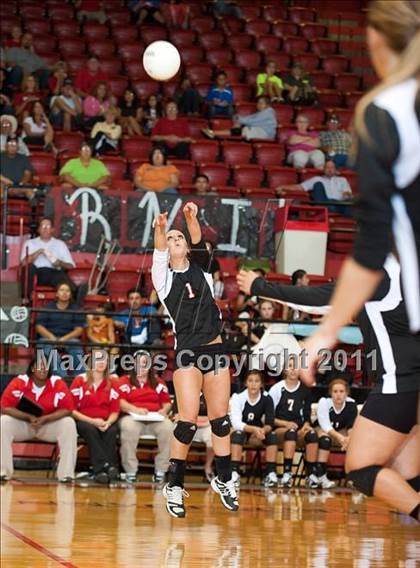 Thumbnail 3 in Levelland Varsity vs. Lubbock High photogallery.