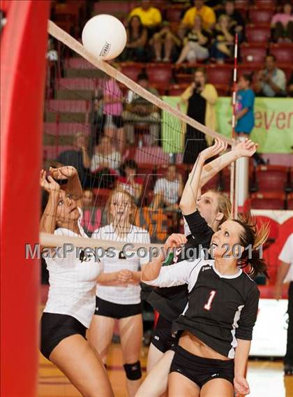 Thumbnail 3 in Levelland Varsity vs. Lubbock High photogallery.