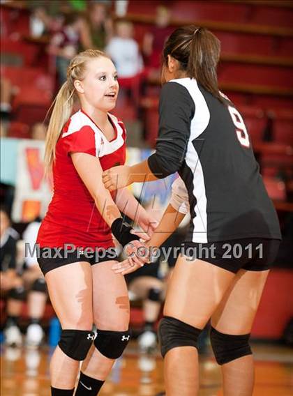 Thumbnail 2 in Levelland Varsity vs. Lubbock High photogallery.