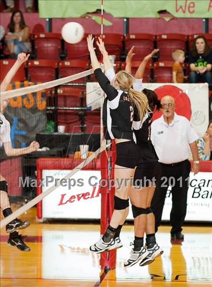 Thumbnail 3 in Levelland Varsity vs. Lubbock High photogallery.