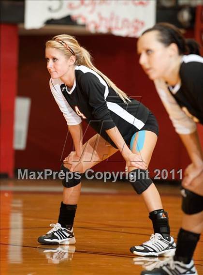 Thumbnail 1 in Levelland Varsity vs. Lubbock High photogallery.