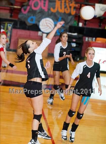 Thumbnail 2 in Levelland Varsity vs. Lubbock High photogallery.