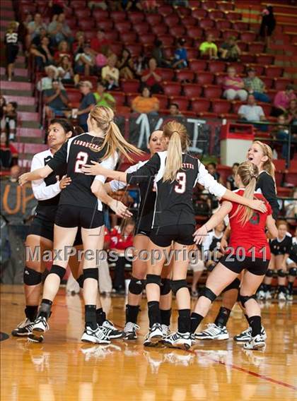 Thumbnail 2 in Levelland Varsity vs. Lubbock High photogallery.