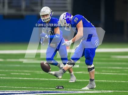 Thumbnail 1 in Falls City vs. Burton (UIL 2A Quarterfinal Playoffs) photogallery.