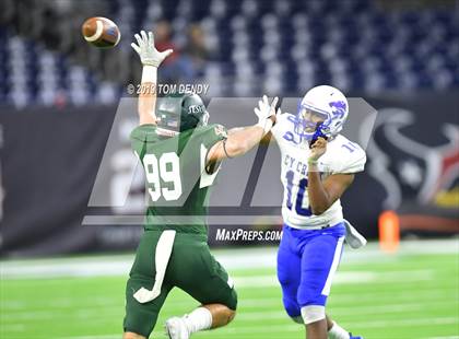 Thumbnail 3 in Strake Jesuit vs Cypress Creek (UIL 6A Regional Playoff) photogallery.