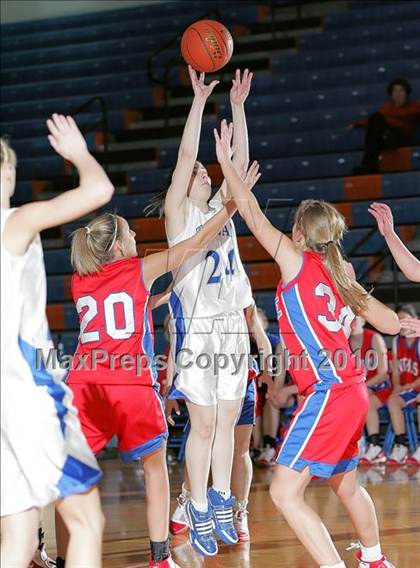 Thumbnail 3 in Auburn vs Pawnee (Sangamon County Classic) photogallery.
