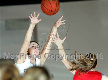 Thumbnail 3 in Auburn vs Pawnee (Sangamon County Classic) photogallery.