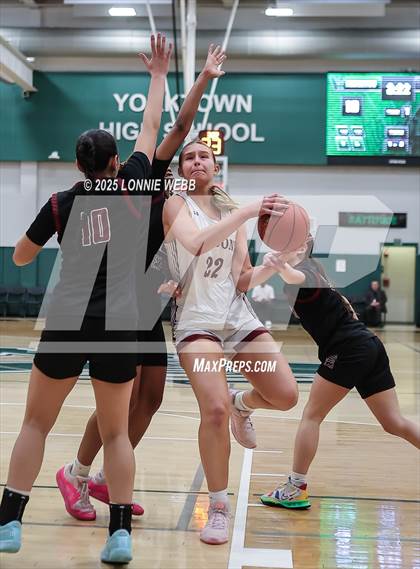 Thumbnail 2 in Elmira vs. Albertus Magnus (NYSPHSAA Class AAA Regional Semifinal) photogallery.
