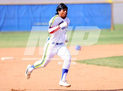 Thumbnail 2 in La Mirada vs. Gahr photogallery.