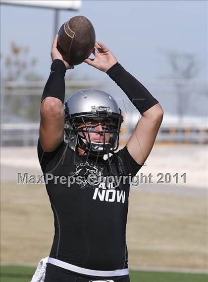 Thumbnail 3 in Carroll vs. Guyer (5A Region 1 Division 2 Final) photogallery.