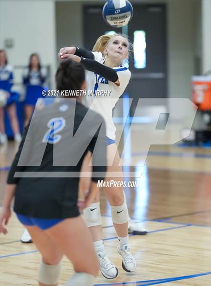 Thumbnail 1 in Gunter vs Boyd UIL 3A Region II Semi-Final photogallery.