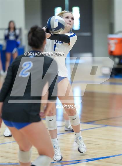 Thumbnail 3 in Gunter vs Boyd UIL 3A Region II Semi-Final photogallery.
