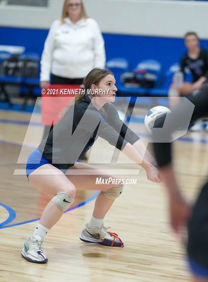 Thumbnail 1 in Gunter vs Boyd UIL 3A Region II Semi-Final photogallery.
