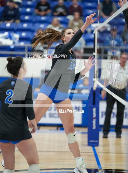 Thumbnail 3 in Gunter vs Boyd UIL 3A Region II Semi-Final photogallery.
