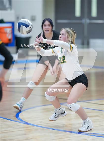 Thumbnail 1 in Gunter vs Boyd UIL 3A Region II Semi-Final photogallery.