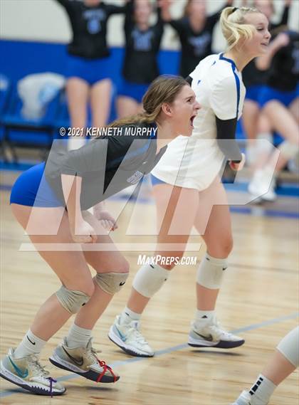 Thumbnail 1 in Gunter vs Boyd UIL 3A Region II Semi-Final photogallery.
