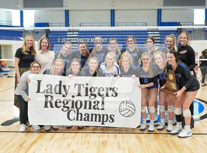 Thumbnail 3 in Gunter vs Boyd UIL 3A Region II Semi-Final photogallery.