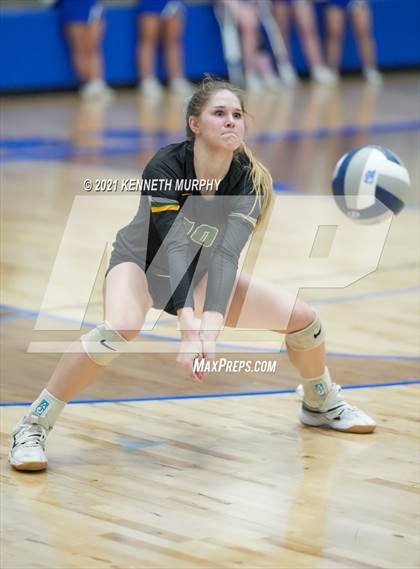 Thumbnail 3 in Gunter vs Boyd UIL 3A Region II Semi-Final photogallery.