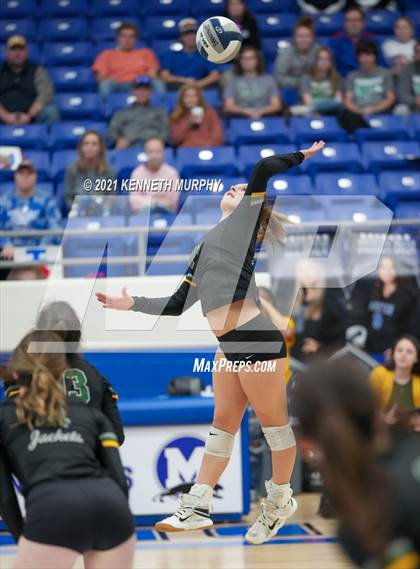 Thumbnail 1 in Gunter vs Boyd UIL 3A Region II Semi-Final photogallery.
