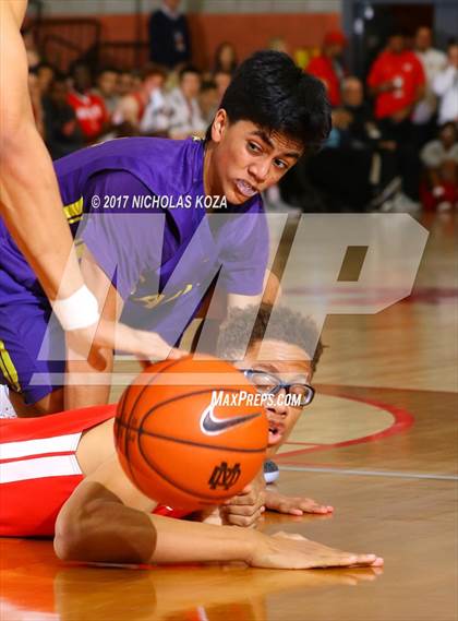 Thumbnail 3 in St. Augustine vs. Mater Dei (Nike Extravaganza) photogallery.