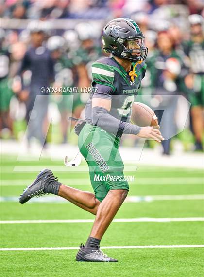 Thumbnail 2 in Fort Bend Marshall vs. Iowa Colony (UIL 5A D2 Football Regional) photogallery.