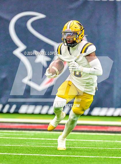 Thumbnail 3 in Fort Bend Marshall vs. Iowa Colony (UIL 5A D2 Football Regional) photogallery.