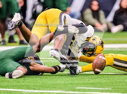 Thumbnail 1 in Fort Bend Marshall vs. Iowa Colony (UIL 5A D2 Football Regional) photogallery.