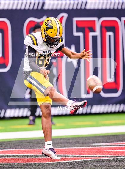 Thumbnail 2 in Fort Bend Marshall vs. Iowa Colony (UIL 5A D2 Football Regional) photogallery.