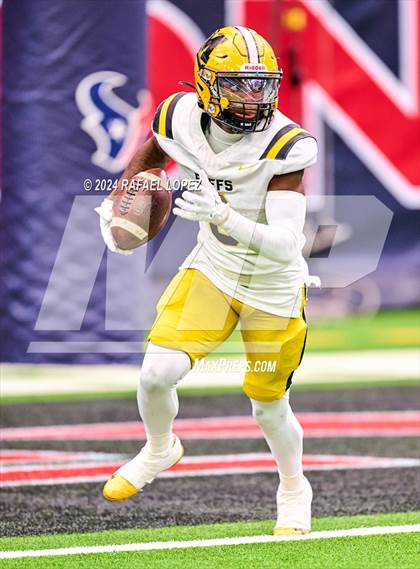 Thumbnail 2 in Fort Bend Marshall vs. Iowa Colony (UIL 5A D2 Football Regional) photogallery.
