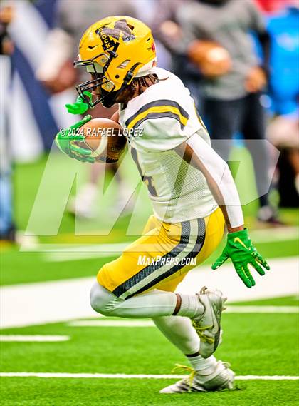 Thumbnail 2 in Fort Bend Marshall vs. Iowa Colony (UIL 5A D2 Football Regional) photogallery.
