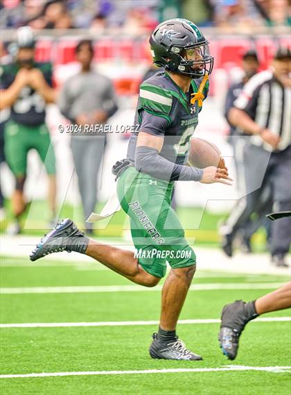 Thumbnail 3 in Fort Bend Marshall vs. Iowa Colony (UIL 5A D2 Football Regional) photogallery.