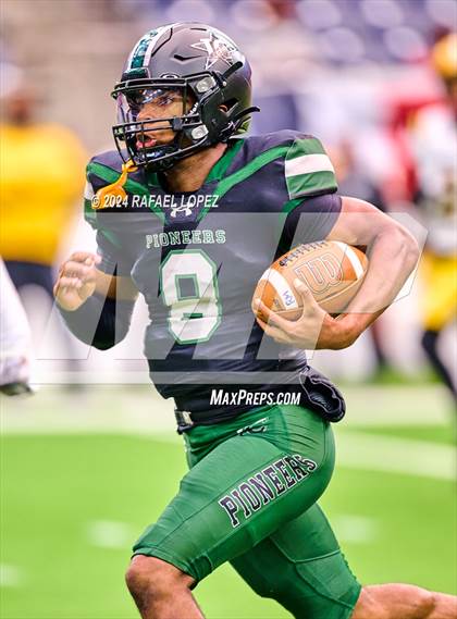 Thumbnail 3 in Fort Bend Marshall vs. Iowa Colony (UIL 5A D2 Football Regional) photogallery.
