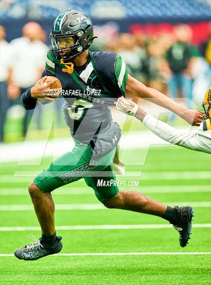 Thumbnail 3 in Fort Bend Marshall vs. Iowa Colony (UIL 5A D2 Football Regional) photogallery.