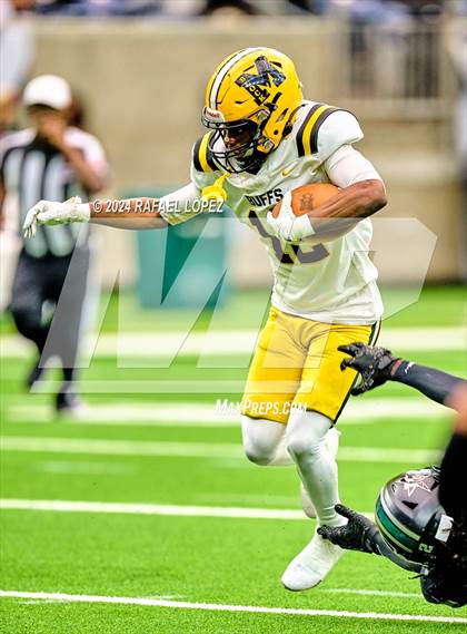 Thumbnail 3 in Fort Bend Marshall vs. Iowa Colony (UIL 5A D2 Football Regional) photogallery.