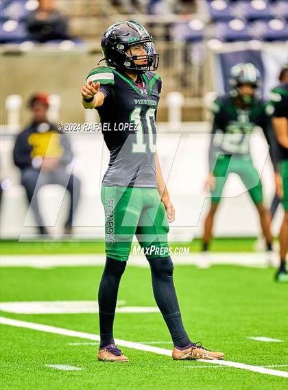 Thumbnail 3 in Fort Bend Marshall vs. Iowa Colony (UIL 5A D2 Football Regional) photogallery.
