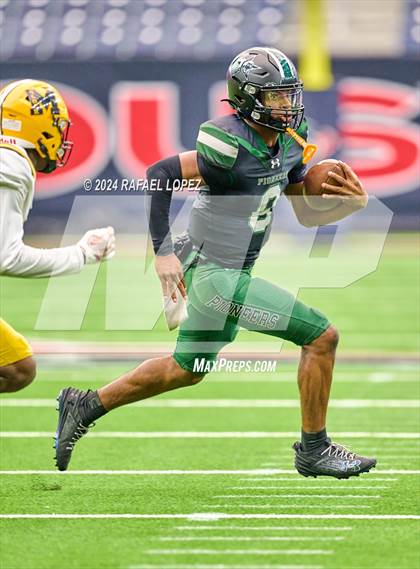 Thumbnail 2 in Fort Bend Marshall vs. Iowa Colony (UIL 5A D2 Football Regional) photogallery.
