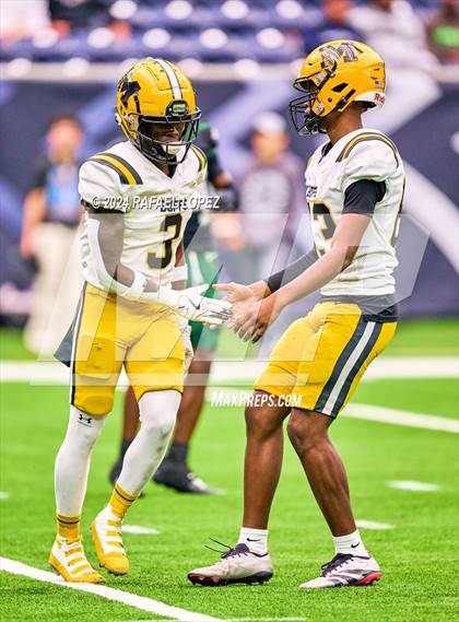 Thumbnail 1 in Fort Bend Marshall vs. Iowa Colony (UIL 5A D2 Football Regional) photogallery.