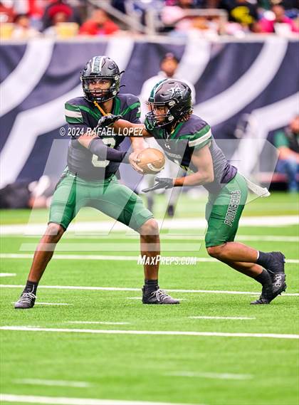 Thumbnail 3 in Fort Bend Marshall vs. Iowa Colony (UIL 5A D2 Football Regional) photogallery.