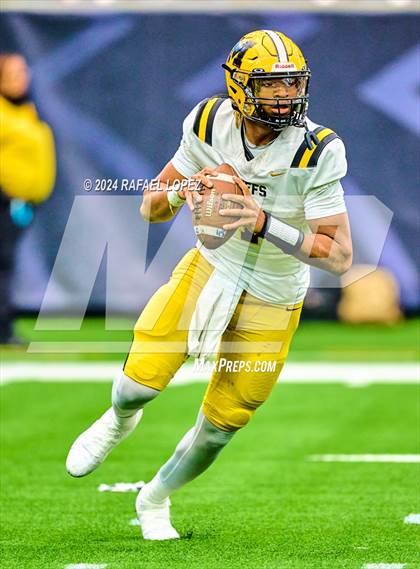 Thumbnail 3 in Fort Bend Marshall vs. Iowa Colony (UIL 5A D2 Football Regional) photogallery.