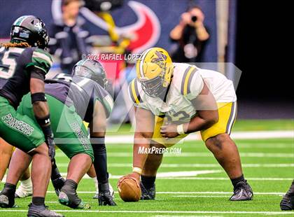 Thumbnail 3 in Fort Bend Marshall vs. Iowa Colony (UIL 5A D2 Football Regional) photogallery.