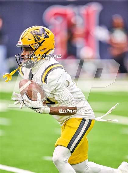 Thumbnail 2 in Fort Bend Marshall vs. Iowa Colony (UIL 5A D2 Football Regional) photogallery.