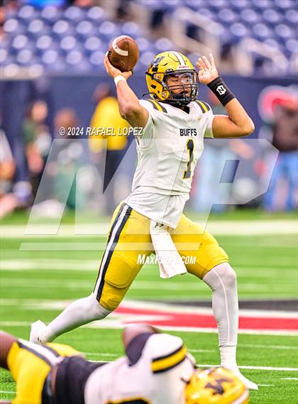 Thumbnail 2 in Fort Bend Marshall vs. Iowa Colony (UIL 5A D2 Football Regional) photogallery.