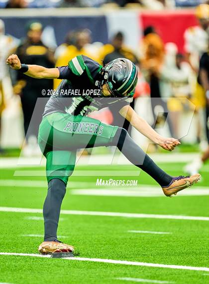 Thumbnail 2 in Fort Bend Marshall vs. Iowa Colony (UIL 5A D2 Football Regional) photogallery.