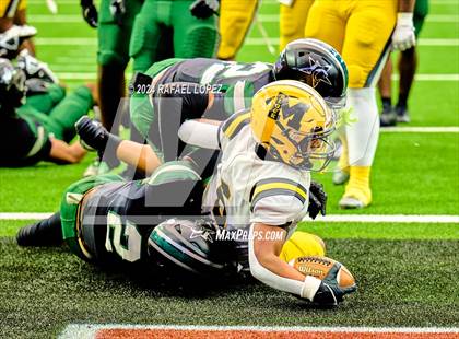 Thumbnail 2 in Fort Bend Marshall vs. Iowa Colony (UIL 5A D2 Football Regional) photogallery.