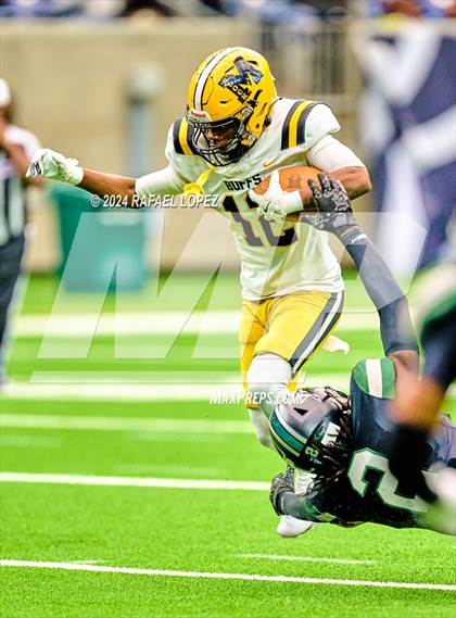 Thumbnail 2 in Fort Bend Marshall vs. Iowa Colony (UIL 5A D2 Football Regional) photogallery.