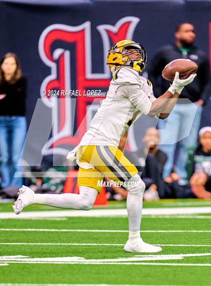 Thumbnail 2 in Fort Bend Marshall vs. Iowa Colony (UIL 5A D2 Football Regional) photogallery.