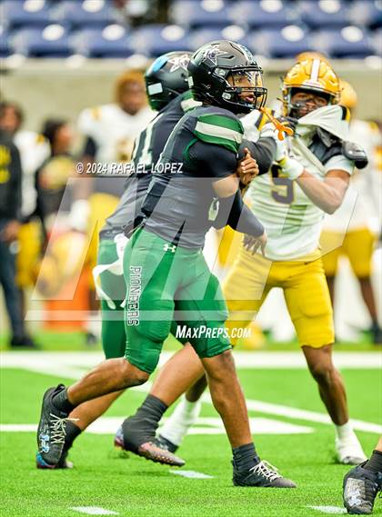 Thumbnail 1 in Fort Bend Marshall vs. Iowa Colony (UIL 5A D2 Football Regional) photogallery.