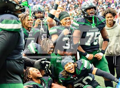 Thumbnail 3 in Fort Bend Marshall vs. Iowa Colony (UIL 5A D2 Football Regional) photogallery.